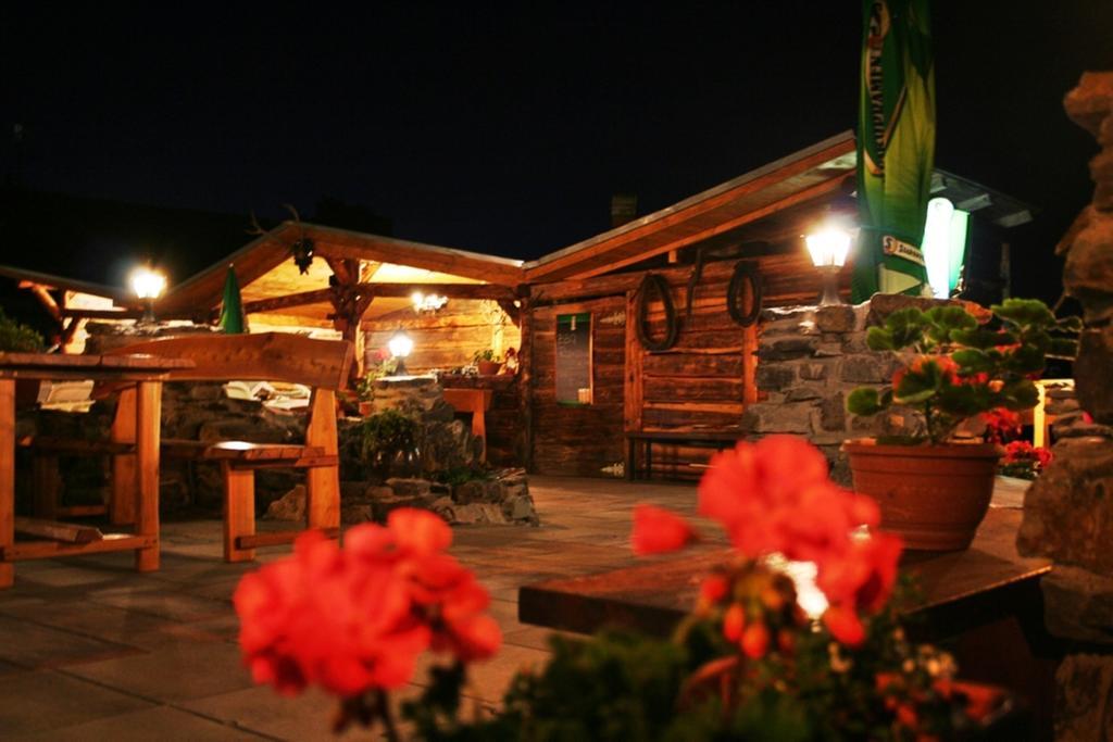 Pod Hradom Restaurant & Pension Topoľčany Exterior foto